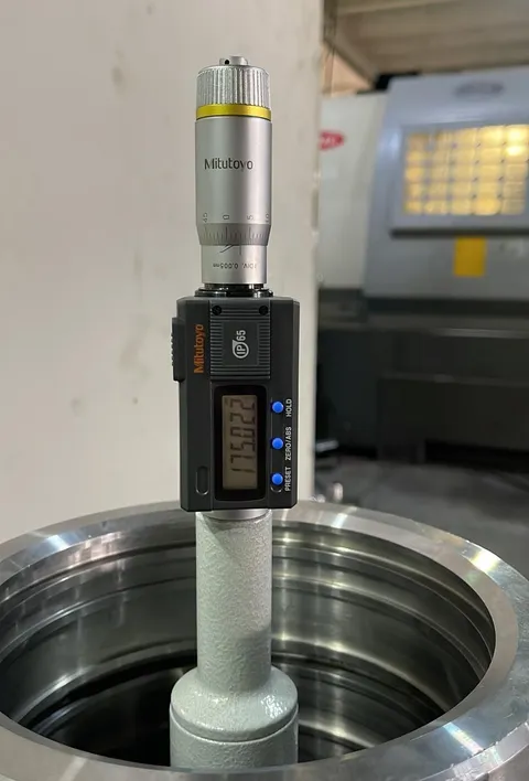 Mesure de l’alésage du vérin avec un micromètre d’intérieur numérique