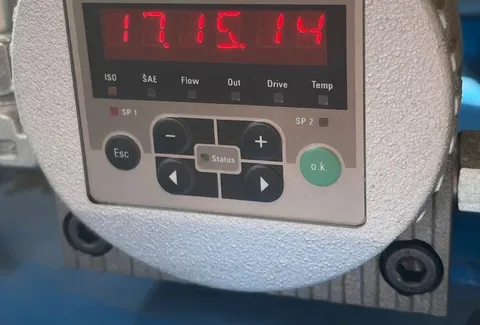 Compteur de particules indiquant la classe de propreté de l’huile hydraulique