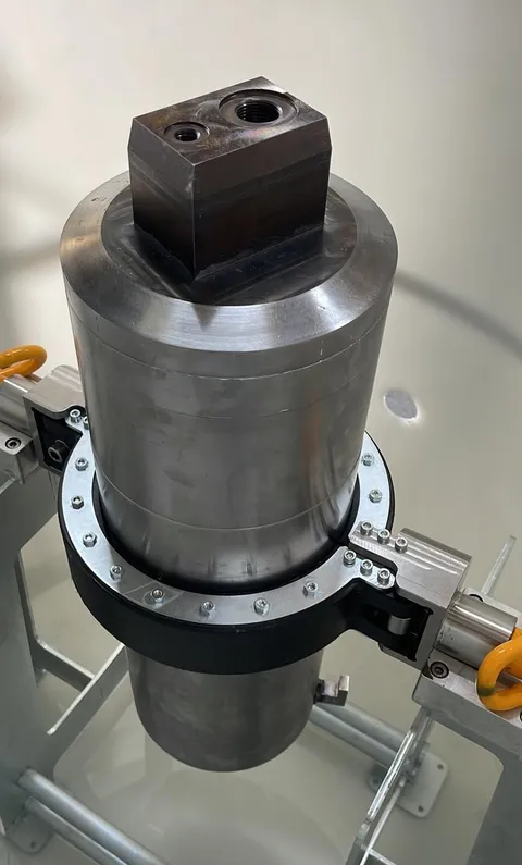 Corps de vérin avec son bloc de raccordement hydraulique dans un montage de bridage