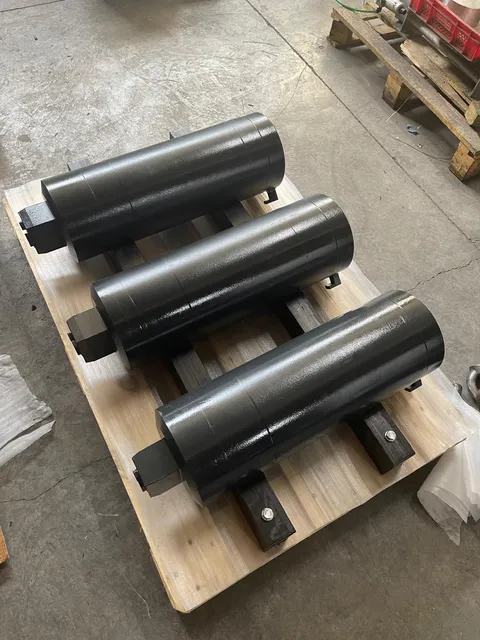 Vérins hydrauliques peints, sur une palette